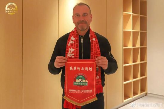 影片中几大配角的出彩演出备受关注，向来以可爱、精灵古怪造型示人的邓家佳此次为了能够表 《全民目击》票房过亿 邓家佳获赞新生代接班人 2013-09-22 由非行执导，孙红雷、郭富城、余男、邓家佳联袂主演的犯罪嫌疑大片《全民目击》9月21日的票房已突破一亿大关，该片凭着接地气的题材、演员的精准表演、强烈的情感冲击力而得到观众的认可。